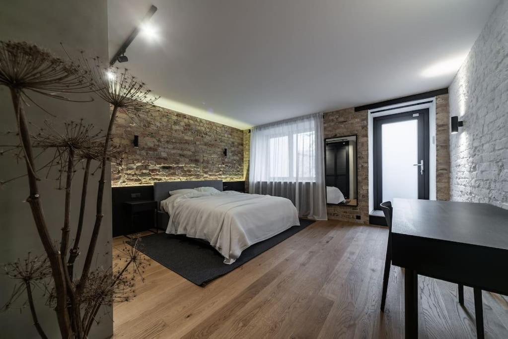 Huoneisto 3 Storey With A Character And A Terrace *